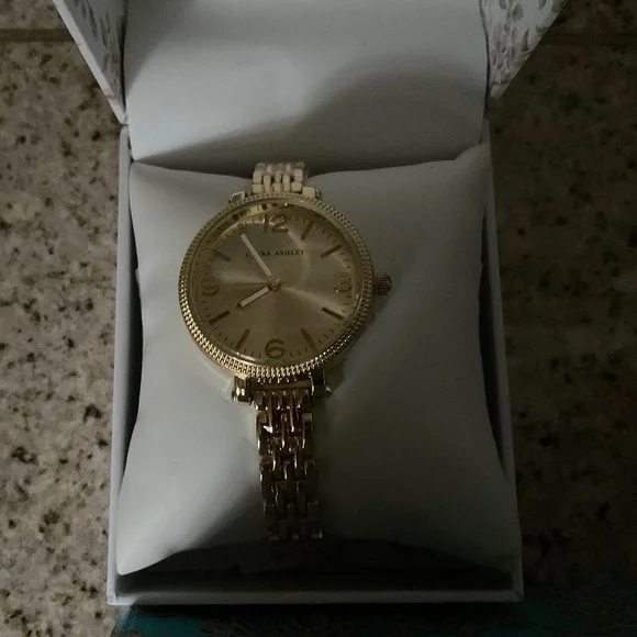 LAURA ASHLEY Gold Tone Link Chain Bracelet Wristwatch